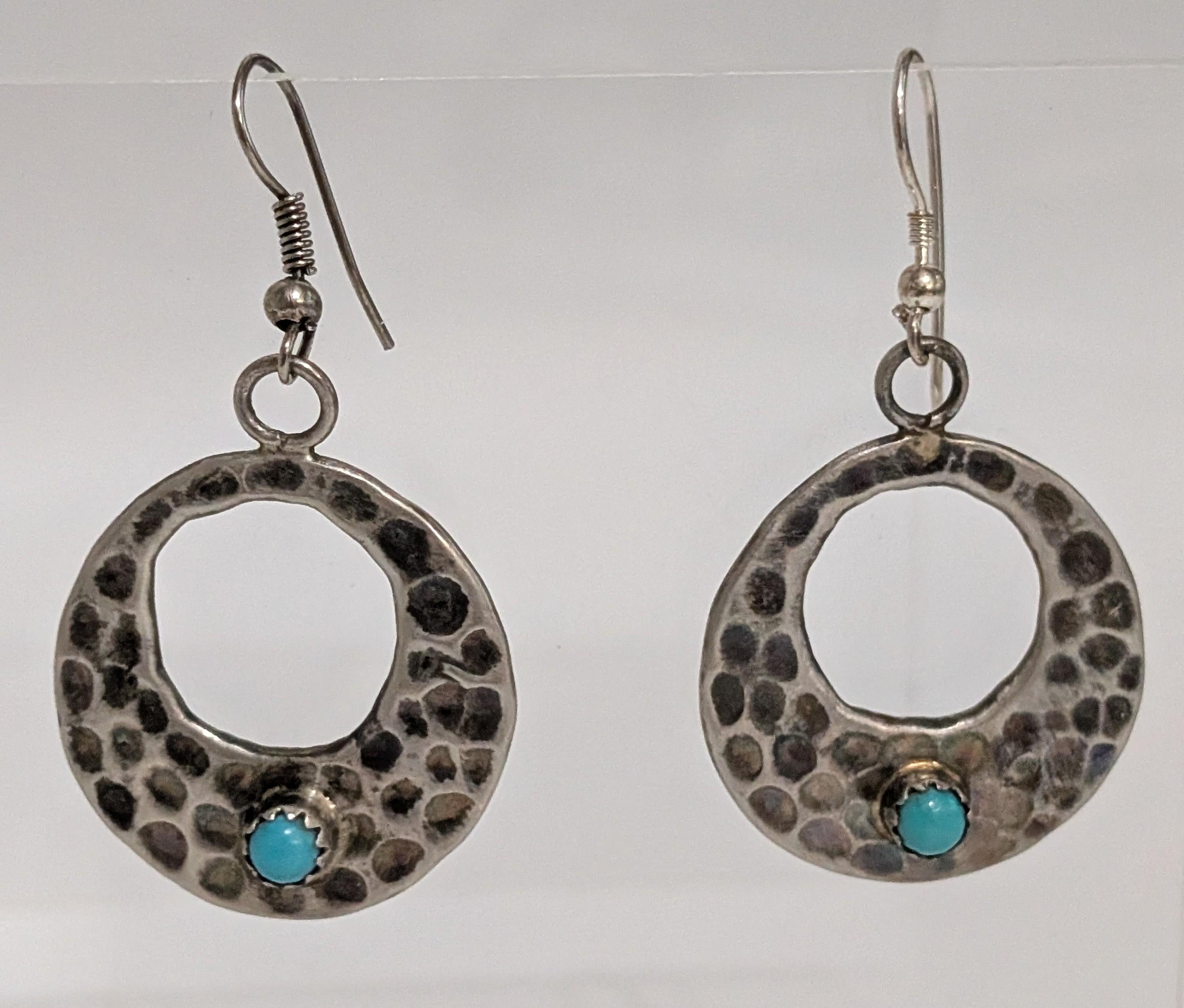 Round Silver w cutout,1 Turq dot
