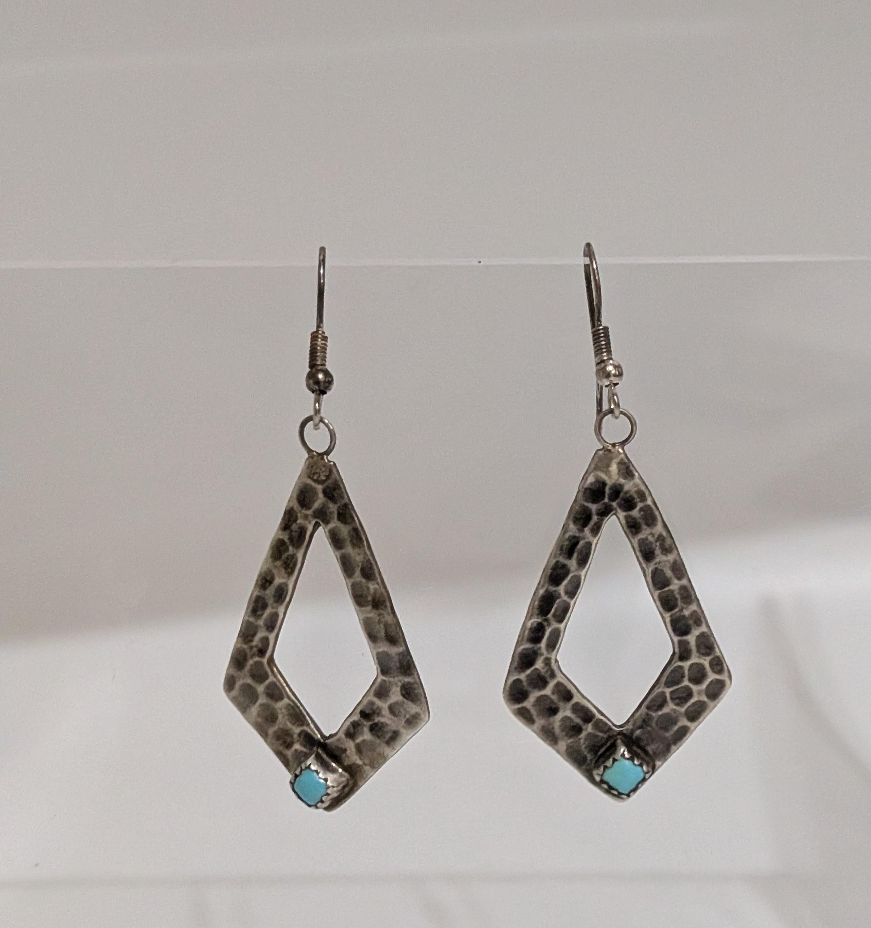 Sterling Silver Diamond Shape w dot of Turq.